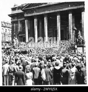 FRIEDENSFEIERN IN BRÜSSEL - Menschenmassen vor der Börse gesehen. Britische Armee, 21. Armeegruppe Stockfoto