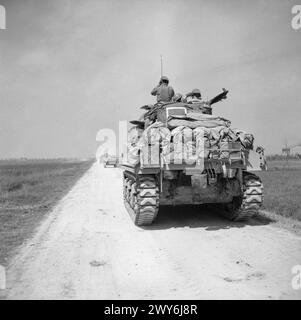 DIE BRITISCHE ARMEE IN ITALIEN 1945 – Sherman Tanks Advance, 11. April 1945. , Stockfoto