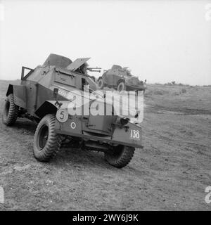 DIE BRITISCHE ARMEE IM VEREINIGTEN KÖNIGREICH 1939-45 – Humber Mk III Light Reconnaissance Cars der 29th Independent Squadron, Reconnaissance Corps (214 Infanterie Brigade) bei Shanklin auf der Isle of Wight, 5. März 1942. Die Fahrzeuge sind mit Bren-Kanonen und Boys-Panzerabwehrgewehren bewaffnet. , Stockfoto