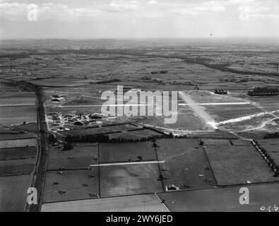 KÖNIGLICHE LUFTWAFFE, 1939-1945. - Schrägansicht von RAF Hawarden, Flintshire, von Nord-Nord-West. Ein Teil der Schattenfabrik Vickers Armstrongs ist rechts zu sehen, links davon sind die fertiggestellten Wellingtons vor dem Vickers Flight Shed geparkt. Die Hangars am östlichen und südlichen Rand des Flugplatzes waren von der Instandhaltungseinheit 48 und der Operational Training Unit 57 besetzt. Im Vordergrund sind Wellingtons und andere Flugzeuge in angrenzenden Feldern abgespiegelt zu sehen, um die Überfüllung des Flugplatzes zu erleichtern, während die Betonpisten und Rollbahnen C sind Stockfoto