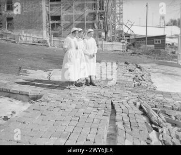 DIE KAMPAGNE IN NORWEGEN, 1940 - norwegische Krankenschwestern stehen auf dem großen roten Kreuz, das sie aus Ziegeln von Ruinen in Namsos zu bauen halfen. Stockfoto