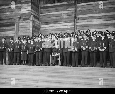 HINTER DER ATLANTIKSCHLACHT. 10. JUNI 1945 AUF DEN STUFEN DER KATHEDRALE VON LIVERPOOL. OFFIZIER DES WESTLICHEN ANNÄHERUNGSKOMMANDOS, DER 5 1/2 JAHRE LANG DEN ERFOLGREICHEN KRIEG GEGEN DAS U-BOOT IN DER SCHLACHT AM ATLANTIK AUF SEE UND AUS DER LUFT PLANTE. - Das C in C Western nähert sich Admiral Max K Horton mit seinen Marineoffizieren. Royal Navy, Western Approaches Tactical Unit, Royal Navy, Western Approaches Command, Roberts, Gilbert Howland, Miles, Francis Nigel, Laughton Bell, Grace, Brady, Gerald Hepburn, Wright, Noel, MacIntyre, Ian Agnew Patteson, Horton, Max Kennedy, Wildish, Henry William, Orpe Stockfoto