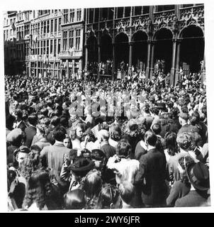 FRIEDENSFEIERN IN BRÜSSEL - Menschenmassen versammelten sich im Grande Place, um der amerikanischen Band zu lauschen. Britische Armee, 21. Armeegruppe Stockfoto