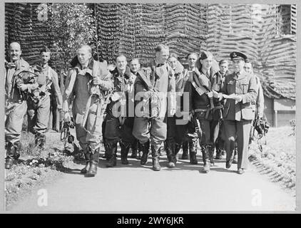 Die Bomberteams der Royal Air Force laufen zu ihren Flugzeugen und bereiten sich auf Missionen während des Zweiten Weltkriegs vor Stockfoto