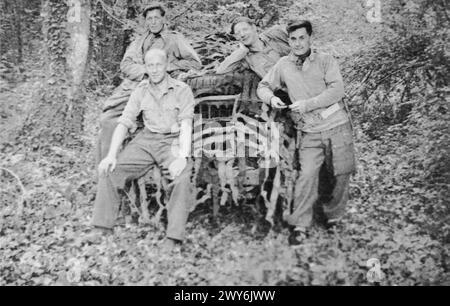 OPERATION BULBASKET: BRITISCHE SPEZIALEINHEITEN WÄHREND OPERATIONEN IN FRANKREICH ZUR UNTERSTÜTZUNG DER LANDUNGEN IN DER NORMANDIE, JUNI bis AUGUST 1944: Johnnie Holmes (sitzende Front) und drei weitere Mitglieder des 1 SAS-Regiments mit ihrem getarnten Jeep in Le Foret de Verrieres bei Chateauroux, Juni 1944. Alle außer Holmes wurden am 3. Juli 1944 von den Deutschen gefangen genommen und vier Tage später hingerichtet. Britische Armee, Sonderluftdienst Stockfoto