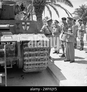 Im Juni 1943 inspizierte der König einen deutschen Tiger-I-Panzer in Tunis während der Operationen der britischen Armee in Tunesien. Stockfoto