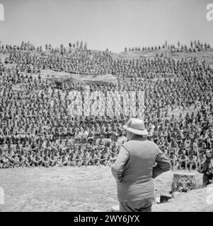 WINSTON CHURCHILL WÄHREND DES ZWEITEN WELTKRIEGS IN NORDAFRIKA: Premierminister Winston Churchill spricht am 1. Juni 1943 im alten römischen Amphitheater in Karthage in Tunesien an britische Truppen. Churchill, Winston Leonard Spencer Stockfoto