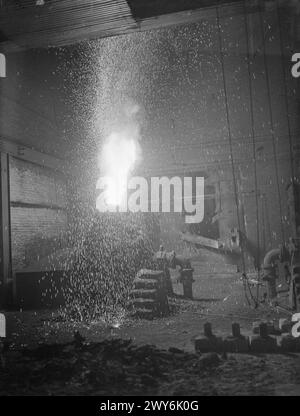 MÄNNER UND FRAUEN HINTER GROSSBRITANNIENS SCHIFFEN. MAI 1945, ALSTON FOUNDRY, ALSTON, CUMBERLAND. - Der Hochofen, der Eisen in Stahl umwandelt. , Alston Foundry Stockfoto