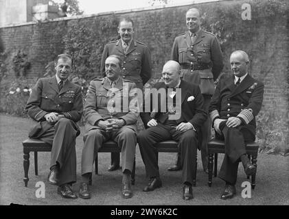 Winston Churchill, Premierminister des Vereinigten Königreichs von 1940 bis 1945, ist mit den Stabschefs im Garten der Downing Street 10 abgebildet, darunter Marshal der RAF Sir Charles Portal, Feldmarschall Sir Alan Brooke, Admiral Sir Andrew Cunningham, Major General L. C. Hollis und General Sir Hastings Ismay. Stockfoto