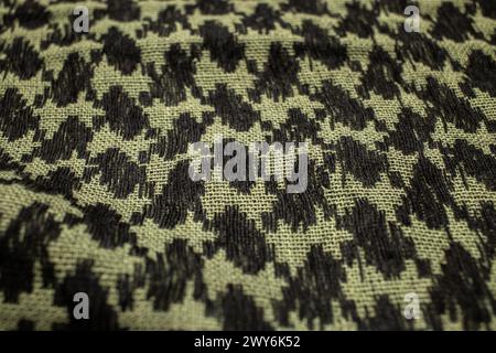 Keffieh Schal. Die Textur des traditionellen Baumwoll-symbolischen arabischen Schals. Khaki Hintergrund. Stockfoto