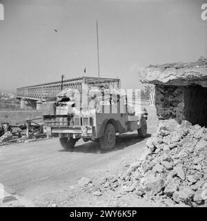 DIE KAMPAGNE IN SIZILIEN 1943 – die Fahrt nach Messina 10. Juli bis 17. August 1943: Ein Bren Gun Carrier zieht von der Primosole Bridge in die Catania-Ebene. , Britische Armee Stockfoto