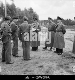 DIE BRITISCHE ARMEE IN NORDWESTEUROPA 1944-45 – Feldmarschall Montgomery empfängt Admiral von Friedeburg und weitere Mitglieder der deutschen Kapitulationsdelegation im Hauptquartier der 21. Armeegruppe am 3. Mai 1945. Die gezeigten (von links nach rechts), Oberst James Oliver („Joe“) Ewart (leitender Geheimdienstoffizier, 21. Heeresgruppe), Feldmarschall Bernard Law Montgomery, Hauptmann Derek Knee (Dolmetscher), General Admiral Hans-Georg von Friedeburg (deutscher C-in-C der Kriegsmarine), General Eberhard Kinzel (Stabschef von General Busch), Konteradmiral Gerhard Wagner (Leiter der operativen Abteilung der Th Stockfoto