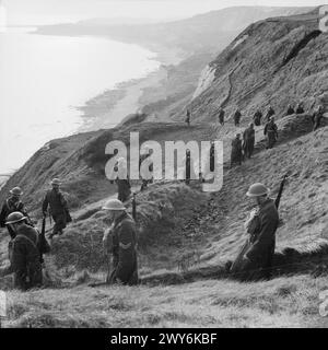 Im März 1941 patrouilliert eine Abteilung der Home Guard Klippenpfade in der Nähe von Dover oder Folkestone, um die Sicherheit im Vereinigten Königreich während des Zweiten Weltkriegs aufrecht zu erhalten Stockfoto