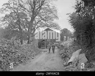 MÄNNER UND FRAUEN HINTER GROSSBRITANNIENS SCHIFFEN. MAI 1945, ALSTON FOUNDRY, ALSTON, CUMBERLAND. - Das Äußere der Gießerei. , Alston Foundry Stockfoto