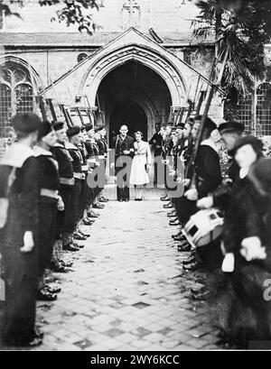 WREN HEIRATET NORWEGISCHEN MATROSEN. AM 22. AUGUST 1941 HEIRATETE DER FÜHRENDE SEEMANN NILS HENRY WIIG, RNN, UND MISS IVY MAY CHAPMAN, WRNS, AUS DER AUSBILDUNGSEINRICHTUNG HMS ROYAL ARTHUR. - Die Braut und der Bräutigam verlassen die Kirche nach der Hochzeit. Wiig, Nils Henry, Chapman, Ivy May Stockfoto