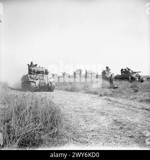 DIE POLNISCHE ARMEE IM NORMANDIE-FELDZUG 1944 – einer der Sherman-Panzer der 1. Polnischen Panzerdivision verließ einen Ausgangspunkt, während andere noch auf den Befehl warten, zu Beginn der Operation 'Totalise' südlich von Caen, 8. August 1944 vorzudringen. Polnische Armee, polnische Streitkräfte im Westen, 1. Panzerdivision Stockfoto