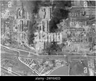 ROYAL AIR FORCE: OPERATIONEN DER FOTOGRAFISCHEN AUFKLÄRUNGSEINHEITEN, 1939-1945. - Teil einer vertikalen fotografischen Aufklärungssonde, die die Gummifabrik SA des Pneumatiques Dunlop in Montlucon, Frankreich, nach dem Angriff von Bomber Commmand in der Nacht vom 15/16. September 1943 übernahm. Dies zeigt, dass die stark beschädigte Fabrik nach dem genauen Angriff, bei dem jedes Gebäude des Standorts getroffen wurde, noch brennt. Royal Air Force, Flugschule, 16 (Polnisch), Hucknall Stockfoto