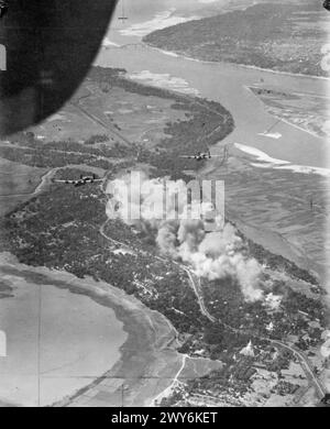 Zwei Consolidated Liberator B Mark VIS der No. 356 Squadron RAF in Salbani, Indien, sind abgebildet, die ein rauchbedecktes Zielgebiet verlassen haben, nachdem sie eine japanische Versorgungsbasis und eine Kommunikationsverbindung in Armapura nahe Mandalay, Birma, bombardiert haben. Stockfoto
