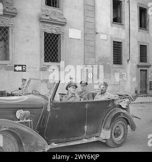 ACHTE ARMEE : LIEUT. GENERAL KIRKMAN BESUCHT FLORENZ - LIEUT. General Kirkman und die Party warten in ihrem Auto, um die Bailey-Brücke über den Fluss Arno zu überqueren. , Stockfoto