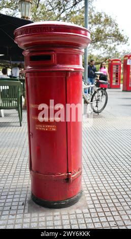 Roter Briefkasten im englischen Stil auf der Straße. Stockfoto