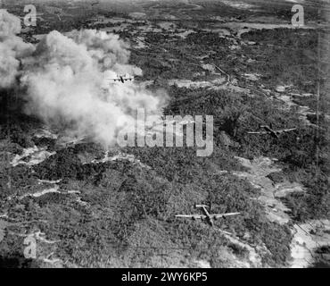 Drei konsolidierte Liberator B Mark Vis der No. 356 Squadron RAF bombardierte japanische Stellungen auf Ramree Island, Birma, bevor die 26. Indische Division auf See angreift, was die operative Tätigkeit der Royal Air Force im Fernen Osten von 1941 bis 1945 veranschaulicht. Stockfoto