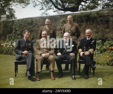 DER PREMIERMINISTER, DER RT HON WINSTON CHURCHILL, MIT SEINEN STABSCHEFS IM GARTEN DER DOWNING STREET 10, LONDON, 7. MAI 1945, von links nach rechts: Air Chief Marshal Sir Charles Portal; Field Marshal Sir Alan Brooke, The Rt Hon Winston Churchill; Admiral Sir Andrew Cunningham. Stehend, von links nach rechts: Der Sekretär des Chiefs of Staff Committee, Major General L C Hollis, und der Stabschef des Verteidigungsministers, General Sir Hastings Ismay. , Portal, Charles Frederick Algernon, Brooke, Alan Francis, Churchill, Winston Leonard Spencer, Cunningham, Andrew Browne, Ismay, Hat Stockfoto