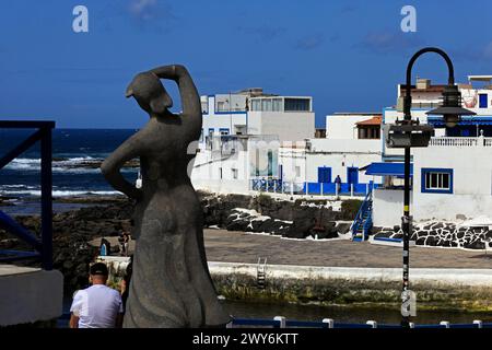 Monumento Al Pescador Statue einer Frau mit Blick auf das Meer bei Paco Curbel. El Cotillo altes Dorf, Fuerteventura. Aufgenommen Im Februar 2024 Stockfoto