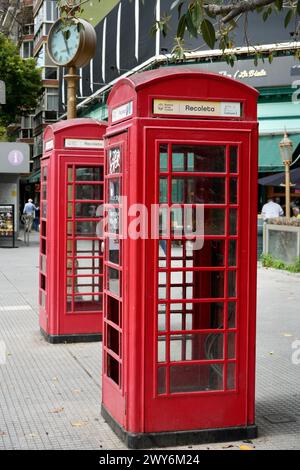 Ein Paar roter Telefonboxen im englischen Stil. Stockfoto