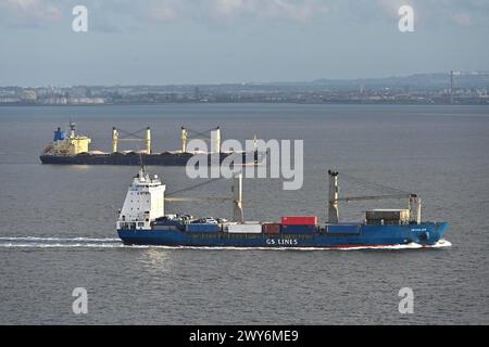 Portugal, Lissabon: Frachtschiffe auf dem Tejo. Das internationale Containerschiff GS Lines Insular segelt unter portugiesischer Flagge und Container sh Stockfoto