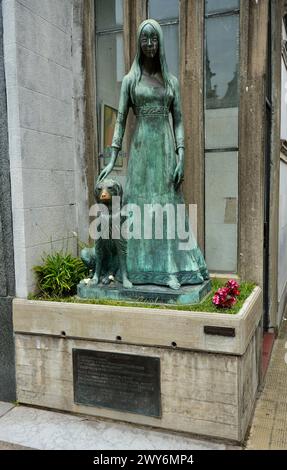 Das neogotische Grab der 26-jährigen Liliana Crociati de Szaszak (1944–1970) und ihres Hundes Sabu auf dem Friedhof La Recoleta. Stockfoto