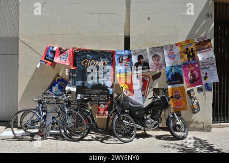 Avignon Festival (Südostfrankreich), 26.07.2023: Die Theaterkompanien zeigen ihre Plakate auf den Straßen der Stadt für die Festiva in and Off Stockfoto