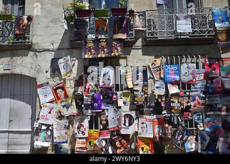 Avignon Festival (Südostfrankreich), 26.07.2023: Die Theaterkompanien zeigen ihre Plakate auf den Straßen der Stadt für die Festiva in and Off Stockfoto