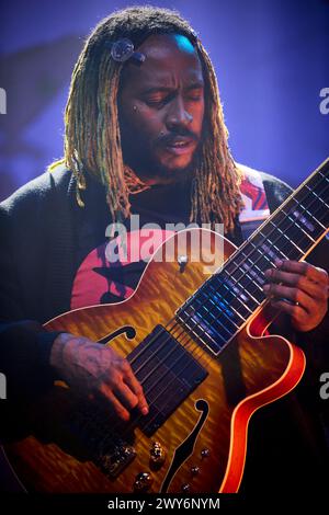 London, Vereinigtes Königreich. April 2024. Der amerikanische Musiker Thundercat (alias Stephen Lee Bruner) tritt live im Koko Theatre in London auf, am ersten Abend einer viertägigen Residenz. Foto von David Levene Credit: David Levene/Alamy Live News Stockfoto