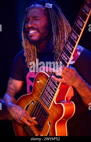 London, Vereinigtes Königreich. April 2024. Der amerikanische Musiker Thundercat (alias Stephen Lee Bruner) tritt live im Koko Theatre in London auf, am ersten Abend einer viertägigen Residenz. Foto von David Levene Credit: David Levene/Alamy Live News Stockfoto