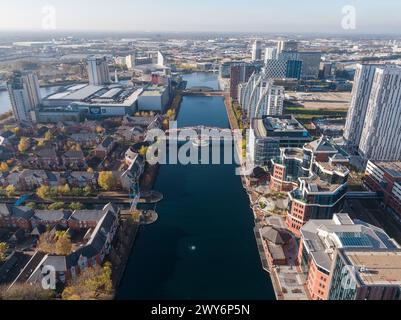 Drohnenfotografie von Eerie & Huron Basin in Salford Quays mit Blick hinunter an Vic, BUPA, Detroit Bridge, NV Buildings & X1 nach MediaCityUK Stockfoto