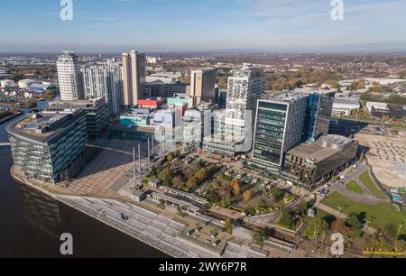 Drohnenfoto im MediaCityUK, den Salford Quays, einschließlich der BBC Studios, der University of Salford, Dock 10 und des Manchester Ship Canal im Vordergrund Stockfoto