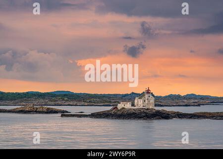 Blick auf den Leuchtturm Gronningen Fyr in der Nähe von Kristiansand in Norwegen. Stockfoto