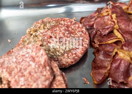 Schwabmünchen, Bayern, Deutschland - 17. März 2024: Ungekühltes Fleisch mit Verfärbung. Symbolisches Bild von verfaultem Fleisch *** ungekühltes Fleisch mit Verfärbungen. Symbolbild Gammelfleisch Stockfoto