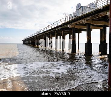 Blick auf den Felixstowe Pier an einem sonnigen Tag in Suffolk, Großbritannien Stockfoto