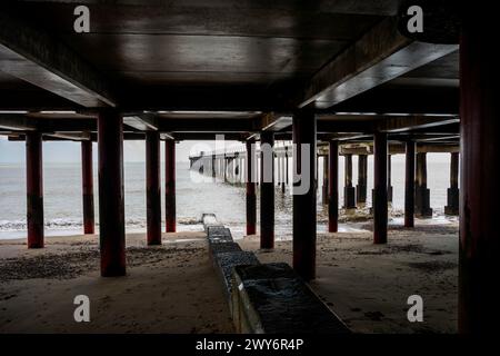 Blick von unter dem Pier in Felixstowe an einem sonnigen Tag in Suffolk, Großbritannien Stockfoto