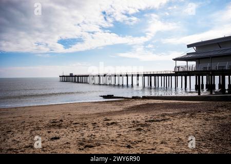 Blick auf den Felixstowe Pier an einem sonnigen Tag in Suffolk, Großbritannien Stockfoto