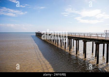 Blick auf den Felixstowe Pier an einem sonnigen Tag in Suffolk, Großbritannien Stockfoto