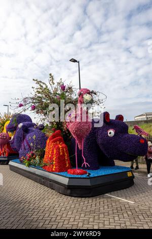 Noordwijk, Niederlande - 22. April 2023: Spektakuläre mit Blumen überzogene Schwimmwagen im Bloemencorso Bollenstreek, der jährlichen Frühlingsblumenparade von Noord Stockfoto