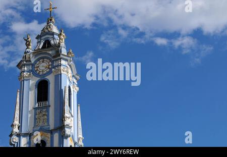 Der kunstvoll verzierte blau-weiße Turm der historischen Stiftskirche Durnstein ist ein Wahrzeichen des Wachautals entlang der Donau in Österreich. Stockfoto