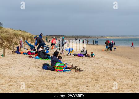 Studland, Dorset, Großbritannien. April 2024. UK Wetter: Gemischtes Wetter am Knoll Beach, Studland mit Besuchern, die zum Strand gehen trotz des kühlen Wetters mit etwas Sonnenschein und ein paar Duschen/Regen. Quelle: Carolyn Jenkins/Alamy Live News Stockfoto