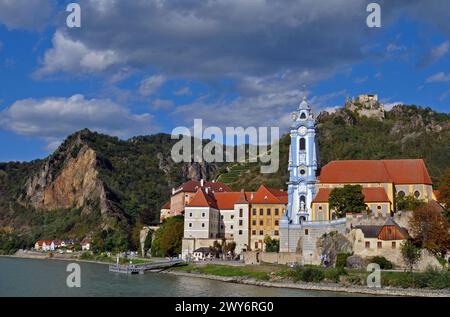 Die historische Donaustadt Durnstein mit ihrer Wahrzeichen-Klosteranlage und der Burgruine ist ein beliebtes Ausflugsziel in der österreichischen Wachau. Stockfoto