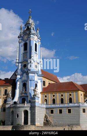 Der historische Klosterkomplex Durnstein mit dem kunstvoll verzierten blau-weißen Kirchturm ist ein Wahrzeichen in der Wachau der Donau in Österreich. Stockfoto