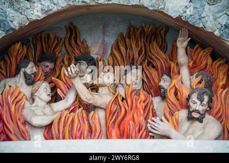 BANSKA STIAVNICA, SLOWAKEI - 9. März 2024: Skulptur des Höllenfeuers in der Oberkirche auf dem Ostry vrch Hügel in Banska Stiavnica, Slowakei Stockfoto