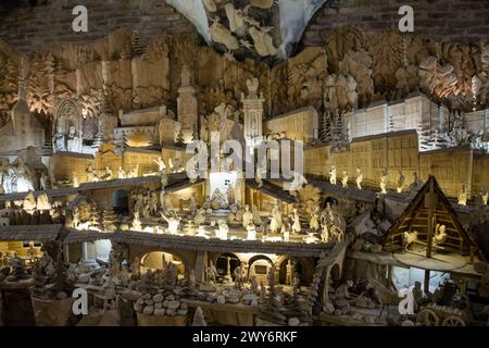 BANSKA STIAVNICA, SLOWAKEI - 9. März 2024: Das berühmte hölzerne geschnitzte Bethlehem. Erstaunliche animierte Holzskulptur mit mehr als 800 Figuren und e Stockfoto