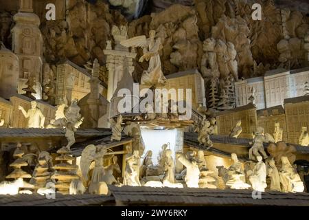 BANSKA STIAVNICA, SLOWAKEI - 9. März 2024: Das berühmte hölzerne geschnitzte Bethlehem. Erstaunliche animierte Holzskulptur mit mehr als 800 Figuren und e Stockfoto